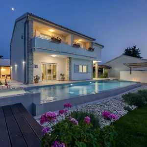 A Touch Of Luxury And Comfort - Irena Poreč